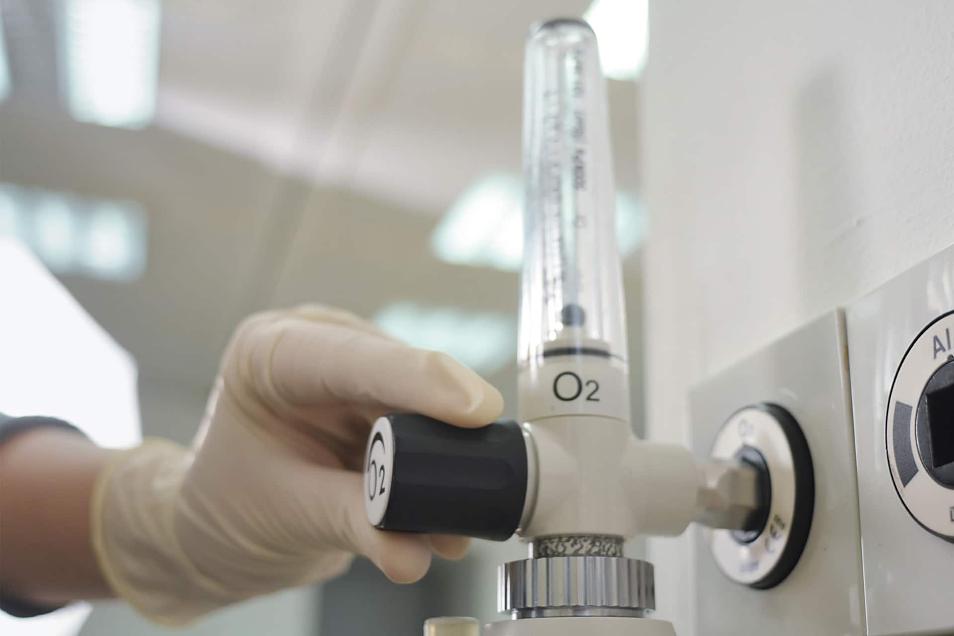 Dräger oxygen flowmeter attached to a medical oxygen terminal unit, official manufacturer product-family photograph