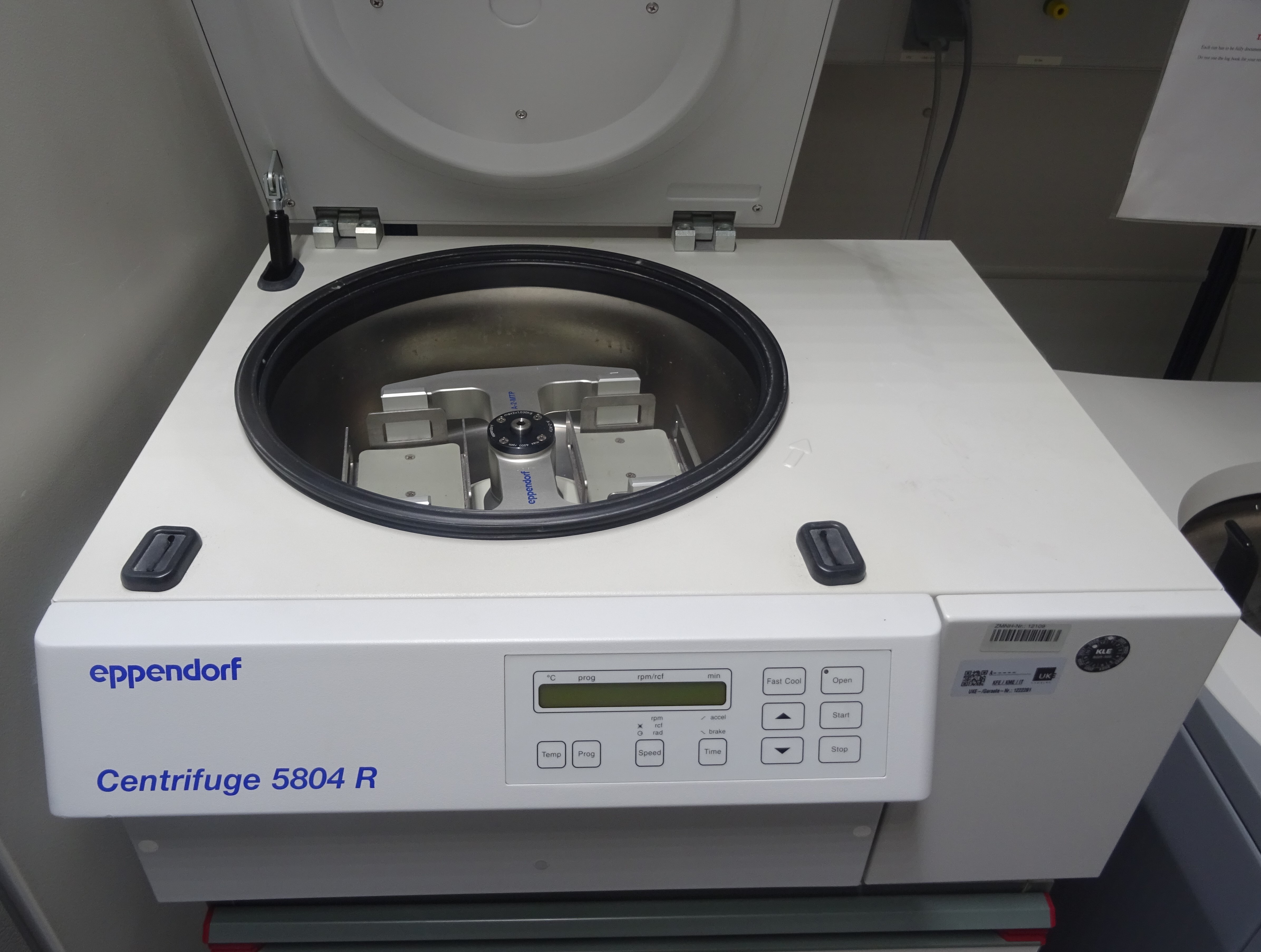 Eppendorf Centrifuge 5804 R refrigerated benchtop centrifuge with an open rotor chamber
